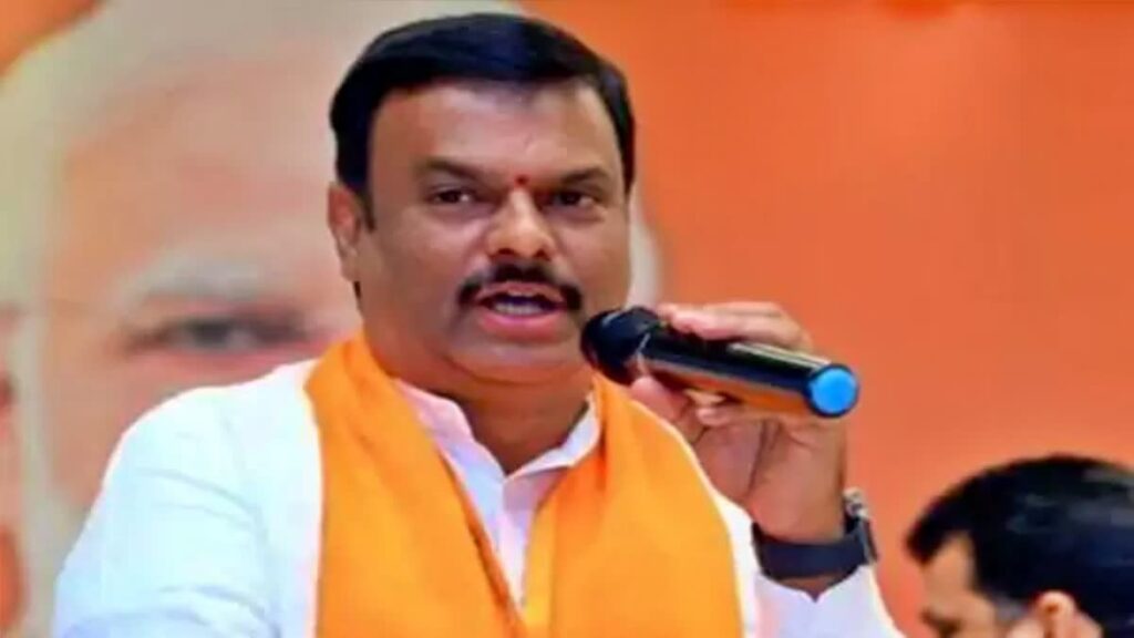 ప్రైవేటు వ్యక్తులకు లక్షన్నర ఎకరాల ఆలయ భూములా?