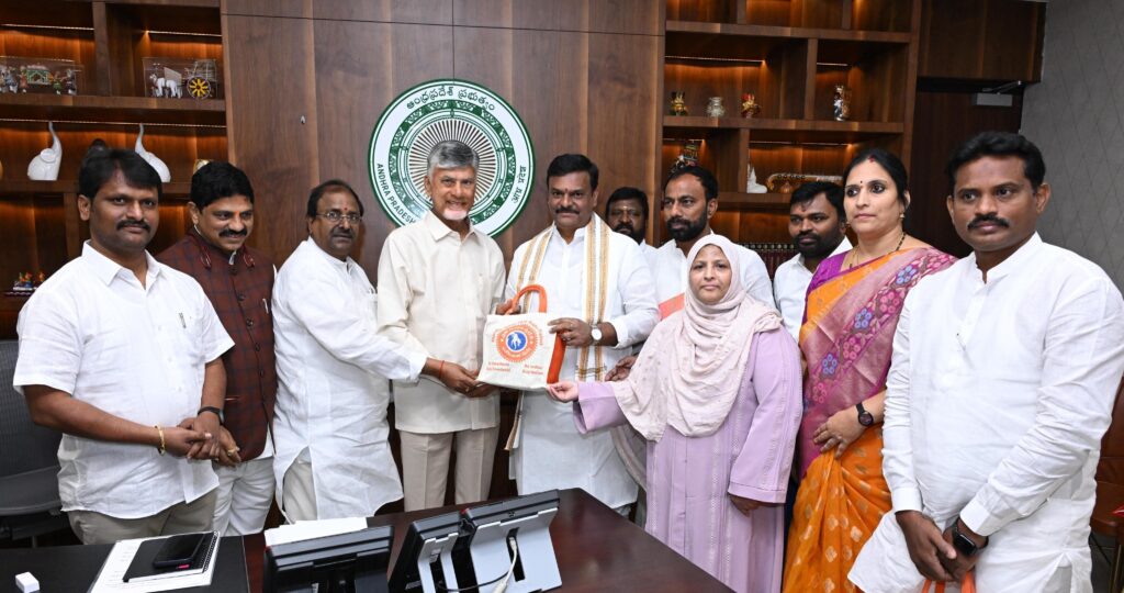 ఎమ్మెల్యే, ఎమ్మెల్సీలకు స్వదేశీ కిట్ లను బహూకరించిన  మాధవ్