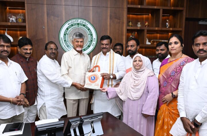 ఎమ్మెల్యే, ఎమ్మెల్సీలకు స్వదేశీ కిట్ లను బహూకరించిన  మాధవ్