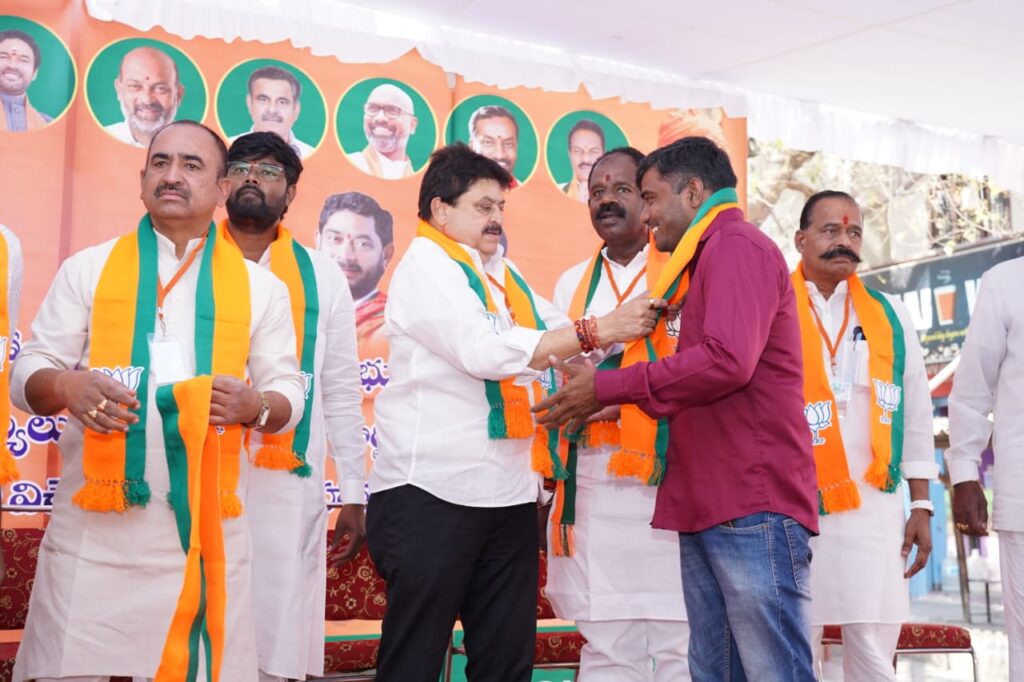 ప్రస్తుతం హైదరాబాద్ అభివృద్ధి నిలిచిపోయింది