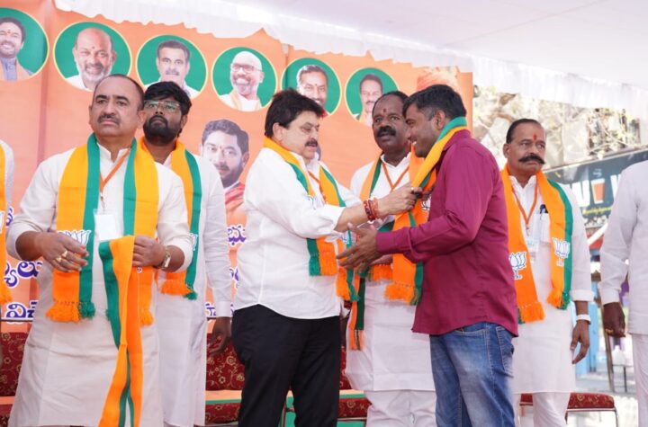 ప్రస్తుతం హైదరాబాద్ అభివృద్ధి నిలిచిపోయింది