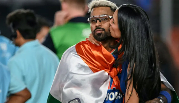 హార్దిక్ పాండ్యాపై జాతీయ జెండాను అవమానించాడంటూ ఫిర్యాదు