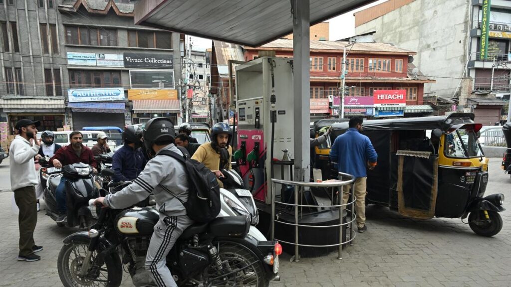 దేశంలో 60 రోజులకు చమురు, నెల రోజులకు ఎల్‌పిజి నిల్వలు