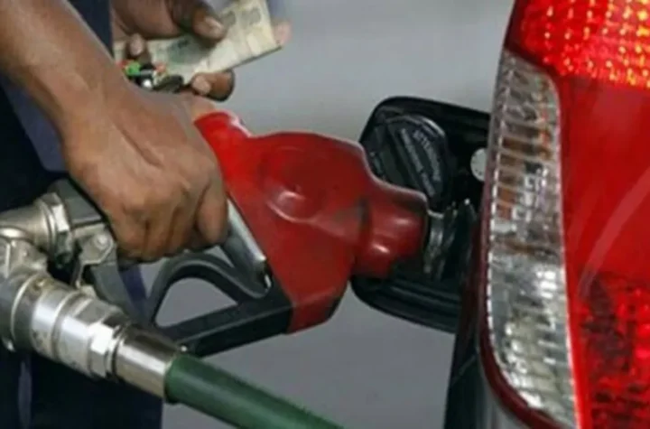పెట్రోల్‌, డీజిల్​పై ఎక్సైజ్ సుంకం తగ్గించిన కేంద్రం