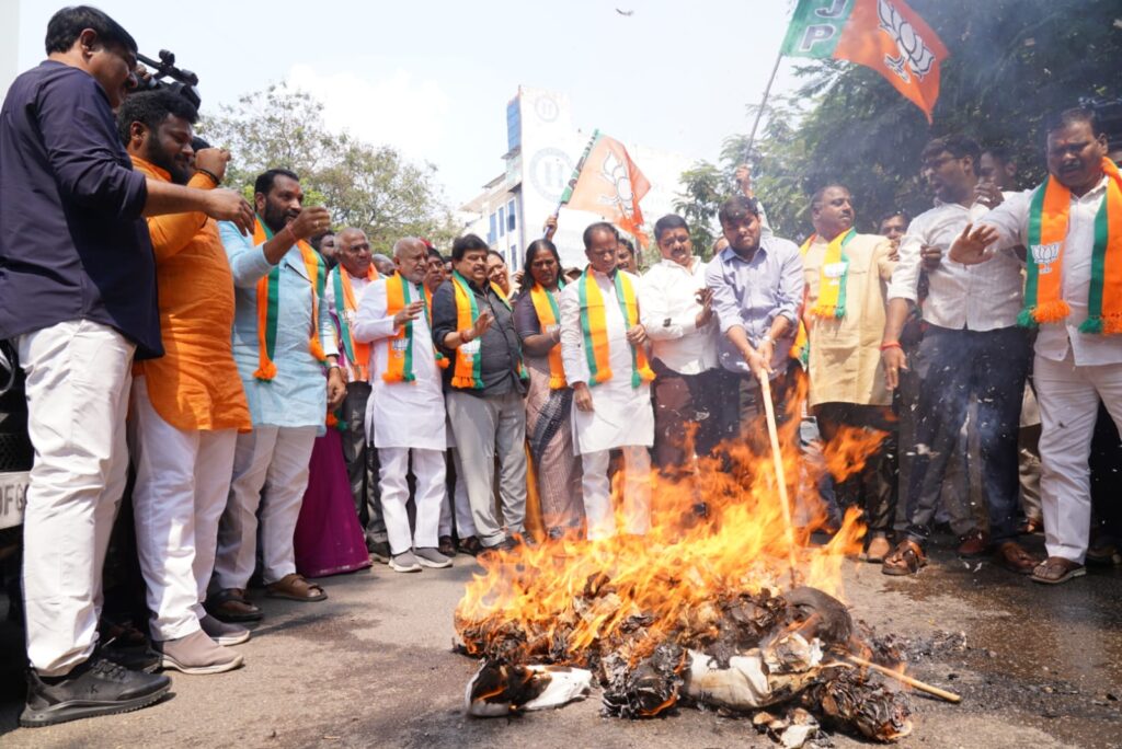 పార్లమెంట్ లో ప్రవర్తనపై రాహుల్ గాంధీ దిష్టి బొమ్మ దగ్ధం
