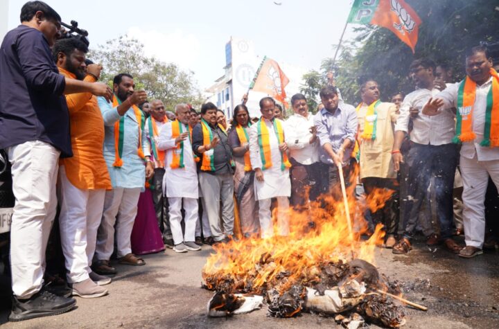 పార్లమెంట్ లో ప్రవర్తనపై రాహుల్ గాంధీ దిష్టి బొమ్మ దగ్ధం
