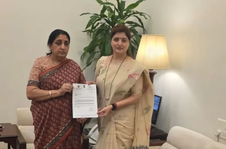 జ్యోతిష్కుడి వివాదంలో మహిళా కమిషన్ ఛైర్‌పర్సన్ రాజీనామా