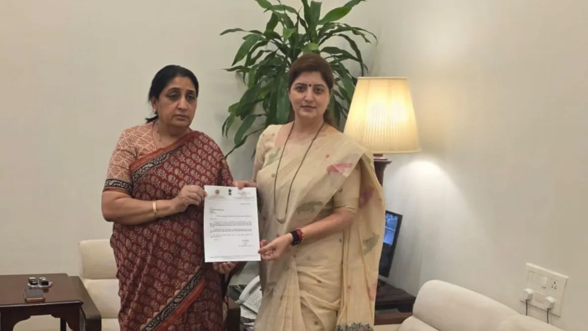 జ్యోతిష్కుడి వివాదంలో మహిళా కమిషన్ ఛైర్‌పర్సన్ రాజీనామా