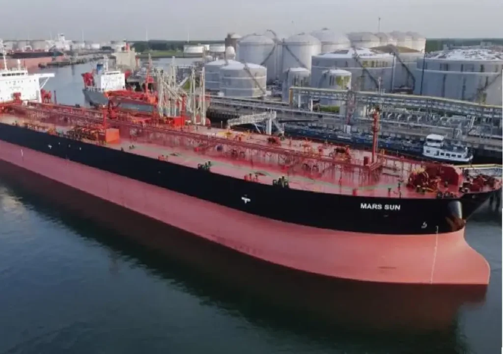 మంగళూరు చేరుకున్న రష్యా చమురు, అమెరికా గ్యాస్ నౌకలు!