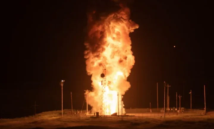 శక్తివంతమైన అణ్వాయుధ క్షిపణిని పరీక్షించిన అమెరికా