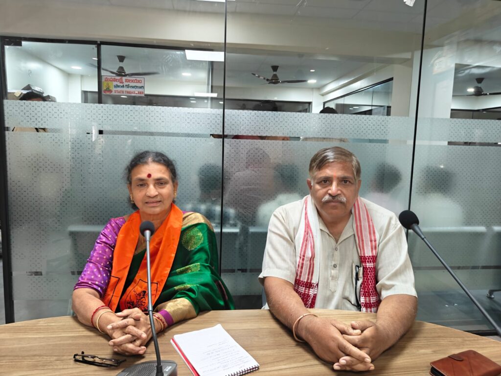 వేద మంత్రాలను హేళన చేసిన ఎమ్మెల్యే సభ్యత్వాన్ని రద్దు చేయాలి