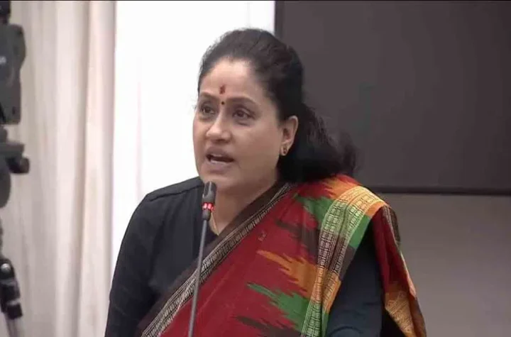 హామీలపై నిలదీస్తున్న ఉద్యమకారులు