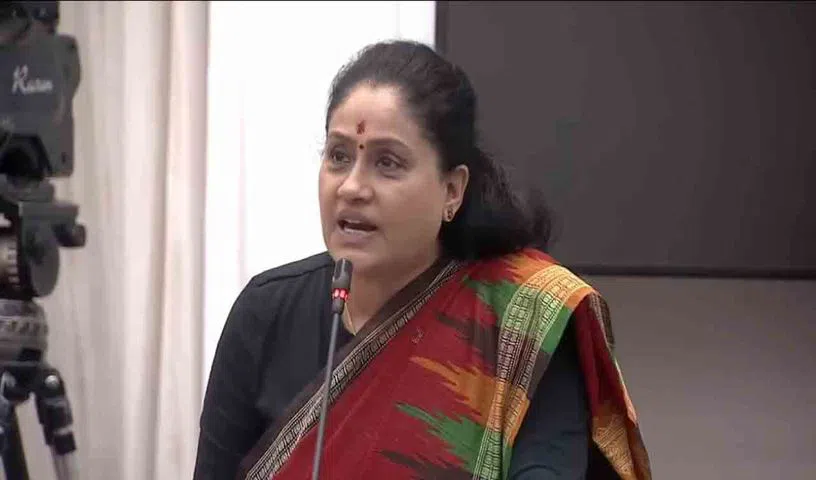 హామీలపై నిలదీస్తున్న ఉద్యమకారులు