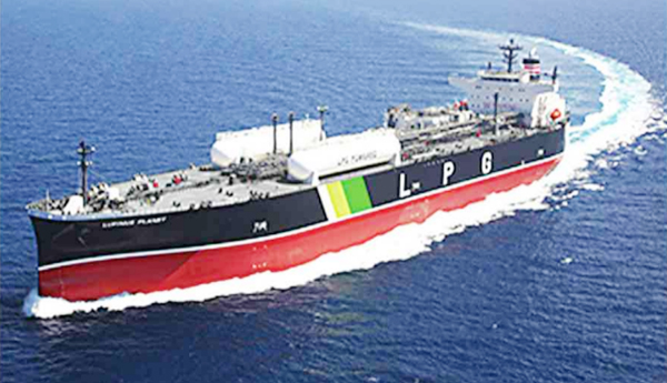 విశాఖ తీరానికి ఎల్‌పీజీ, చమురు నౌకలు