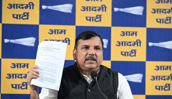 ఏడుగురు ఎంపీలపై ‘అనర్హత’‌కు ఆప్ ఫిర్యాదు