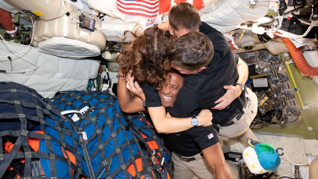 చంద్రుడిని చుట్టి భూమికి చేరిన ఆర్టెమిస్-2 వ్యోమ‌గాములు