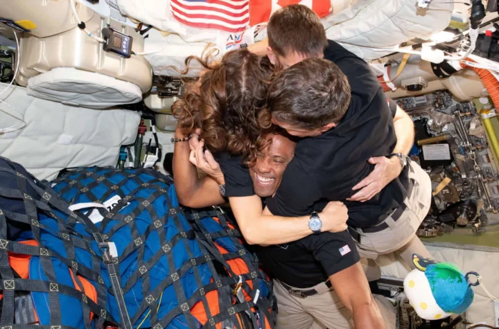 చంద్రుడిని చుట్టి భూమికి చేరిన ఆర్టెమిస్-2 వ్యోమ‌గాములు