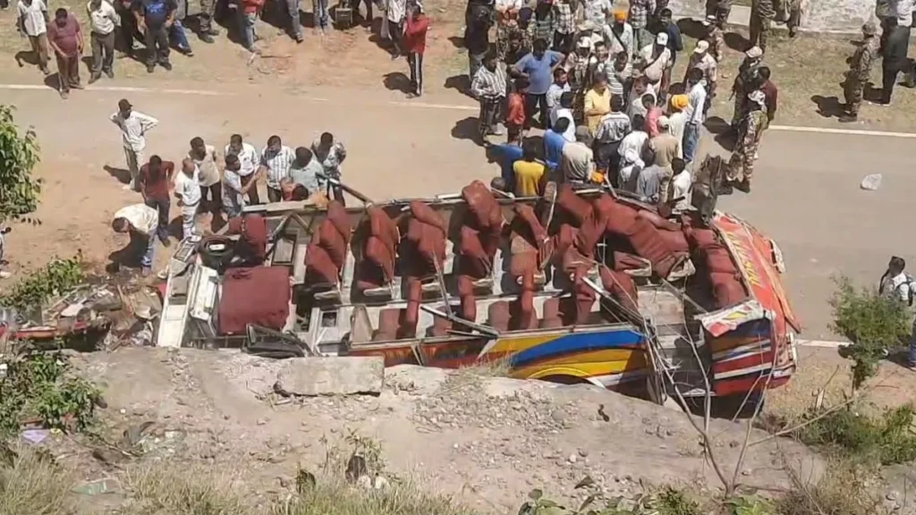 ఉధంపూర్‌లో బ‌స్సు లోయ‌లో ప‌డి 21 మంది మృతి