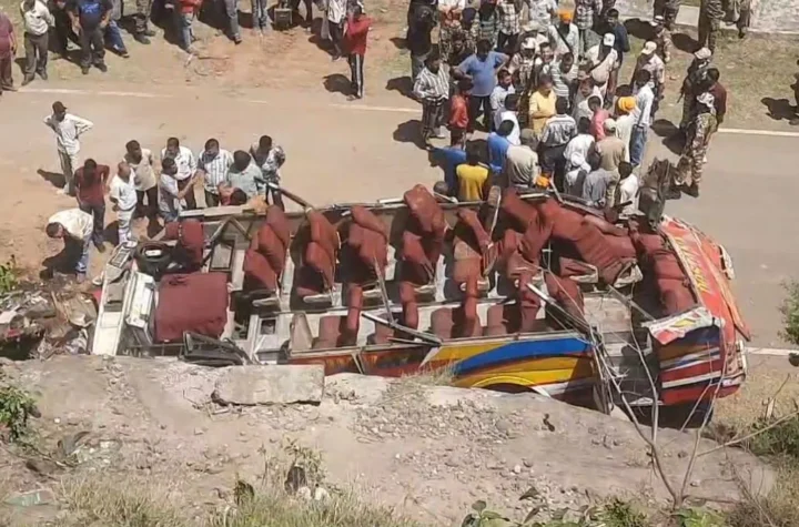 ఉధంపూర్‌లో బ‌స్సు లోయ‌లో ప‌డి 21 మంది మృతి