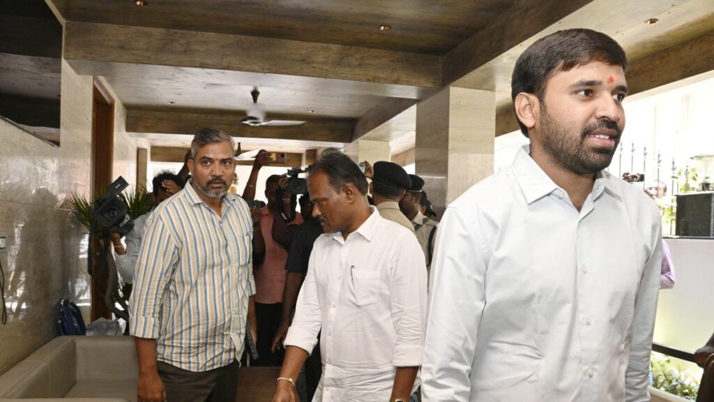 లిక్కర్ స్కామ్ కేసులో తెలుగు రాష్ట్రాల్లో ఈడీ సోదాలు