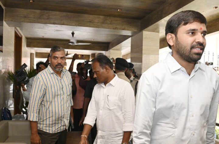 లిక్కర్ స్కామ్ కేసులో తెలుగు రాష్ట్రాల్లో ఈడీ సోదాలు