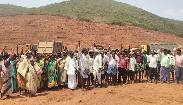 హామీల అమలుకై ‘గూగుల్‌’ నిర్వాసితులు పనుల అడ్డగింత