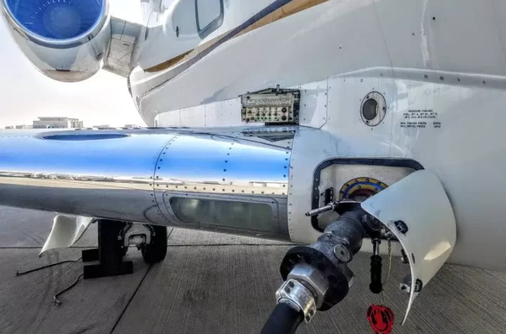 విమాన ఇంధనం ధరలు రెట్టింపు, వాణిజ్య గ్యాస్ రూ 195.50 పెంపు