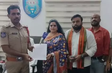 ప్రకాష్ రాజ్ పై కరాటే కళ్యాణి పోలీసులకు ఫిర్యాదు