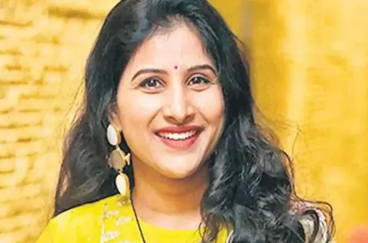 సింగర్ మంగ్లీపై రూ. 10 కోట్ల మోసం కేసు