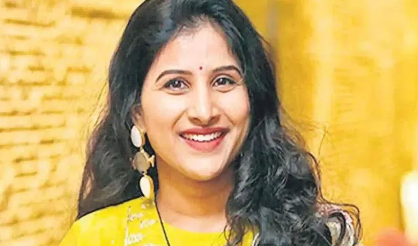 సింగర్ మంగ్లీపై రూ. 10 కోట్ల మోసం కేసు