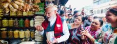 బెంగాల్ కిరాణా షాపులో మరమరాల మిక్చర్‌ కొన్న మోదీ