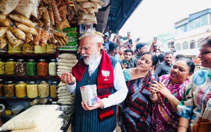 బెంగాల్ కిరాణా షాపులో మరమరాల మిక్చర్‌ కొన్న మోదీ