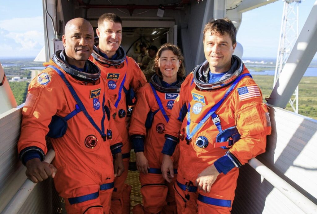 53 ఏళ్ల తర్వాత చంద్రుడి వద్దకు మళ్ళీ మానవుడు