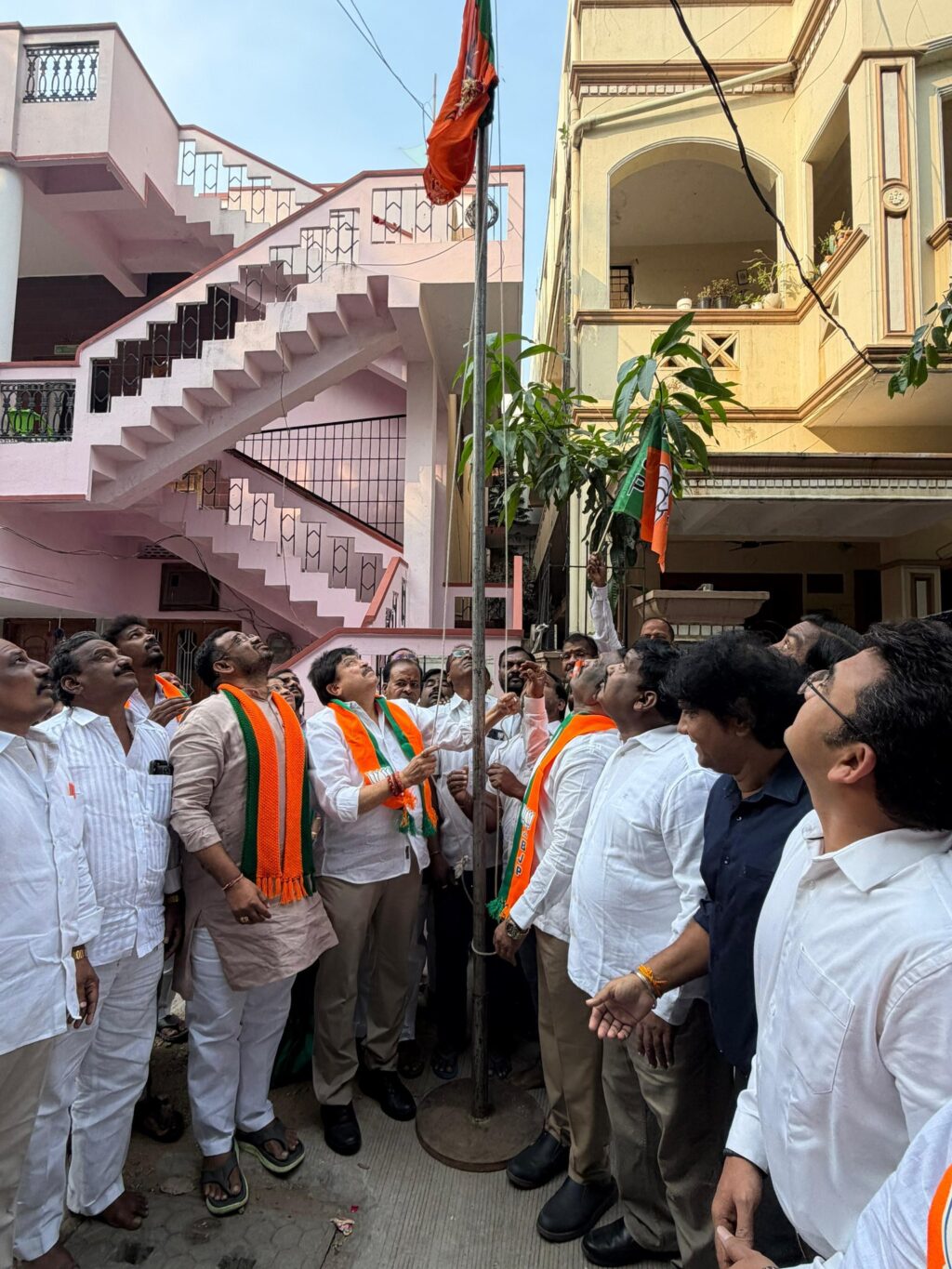 రేపే బీజేపీ ఆవిర్భావ దినోత్సవం .. ఇంటింటిపై పార్టీ జెండా 