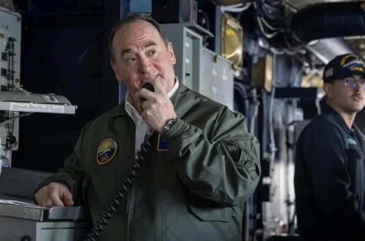 హార్మూజ్ దిగ్బంధం వేళ అమెరికా నేవీ కార్యదర్శి  రాజీనామా!