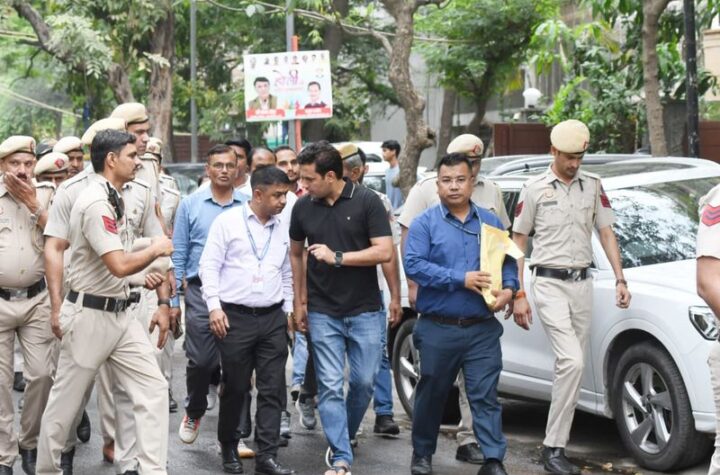 పవన్ ఖేడా ఇంటికి అస్సాం పోలీసులు