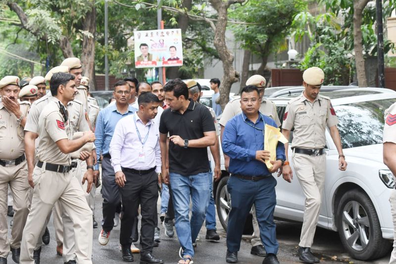 పవన్ ఖేడా ఇంటికి అస్సాం పోలీసులు