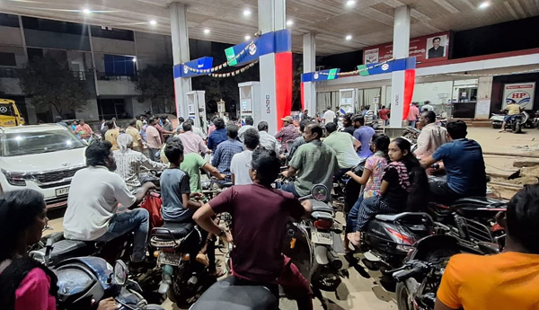 ఏపీలో పెట్రోల్‌ బంకుల వద్ద నో స్టాక్‌ బోర్డులు