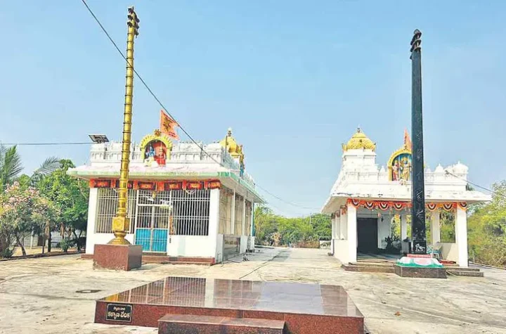 కాంగ్రెస్‌ నేతకు రామాలయం ధారాదత్తం