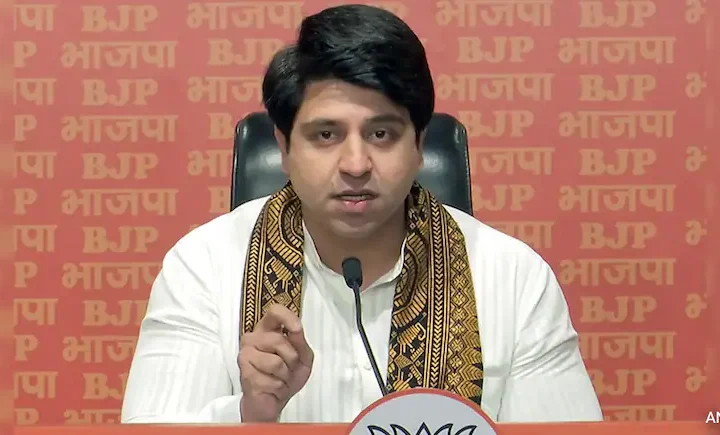 వందేమాతరం గీతాన్ని అవమానిస్తున్న కాంగ్రెస్