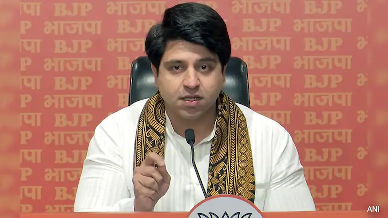 వందేమాతరం గీతాన్ని అవమానిస్తున్న కాంగ్రెస్