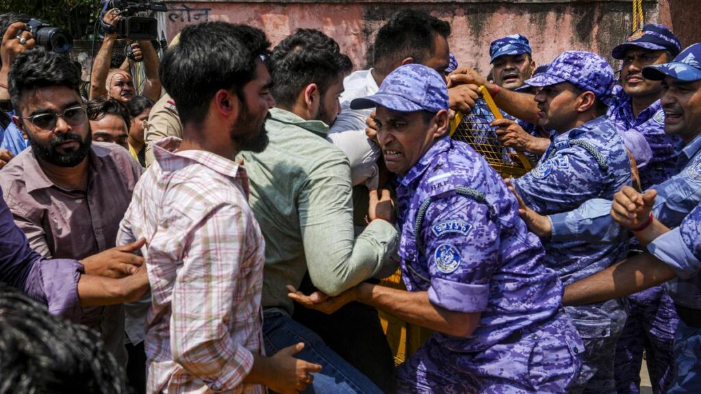 నీట్ ప్రశ్న పత్రాల లీక్ లో ఐదుగురు అరెస్ట్ .. ఎబివిపి నిరసనలు 