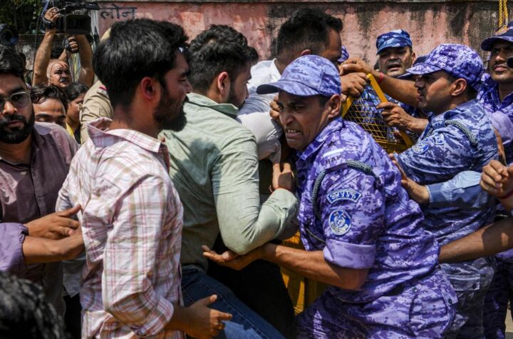 నీట్ ప్రశ్న పత్రాల లీక్ లో ఐదుగురు అరెస్ట్ .. ఎబివిపి నిరసనలు 