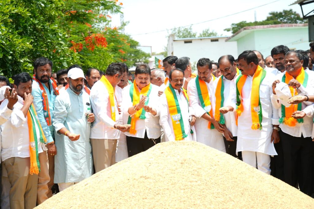 పరిగి కొనుగోలు కేంద్రంలో “రైతు గోస – బీజేపీ భరోసా” యాత్ర