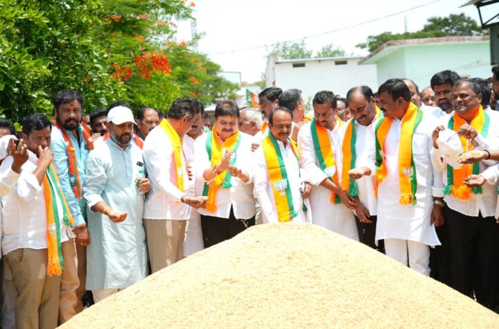 పరిగి కొనుగోలు కేంద్రంలో “రైతు గోస – బీజేపీ భరోసా” యాత్ర