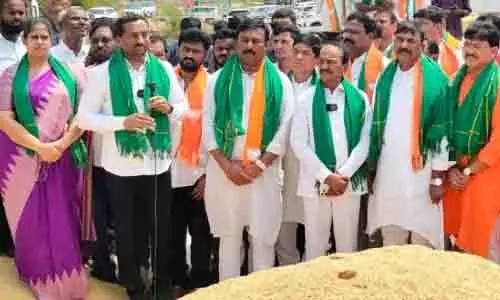 కాంగ్రెస్ ప్రభుత్వ మొద్దు నిద్ర వల్లే అన్నదాతల కన్నీరు