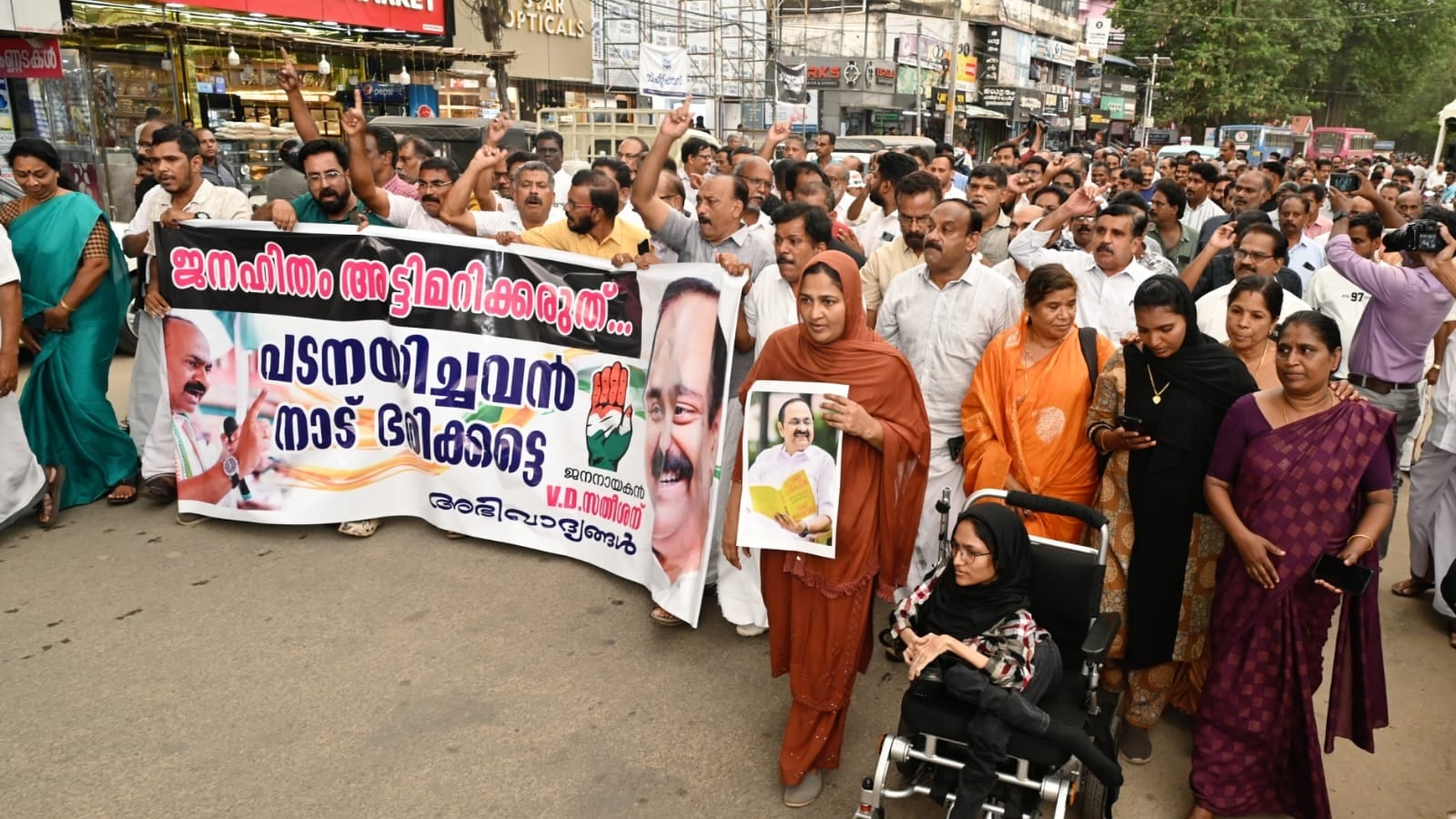 సతీశన్ ముఖ్యమంత్రి కావాలంటూ కాంగ్రెస్ శ్రేణులు ప్రదర్శనలు