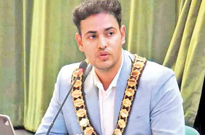 23 ఏళ్లకే యూకే మేయర్‌గా భారత సంతతి యువకుడు