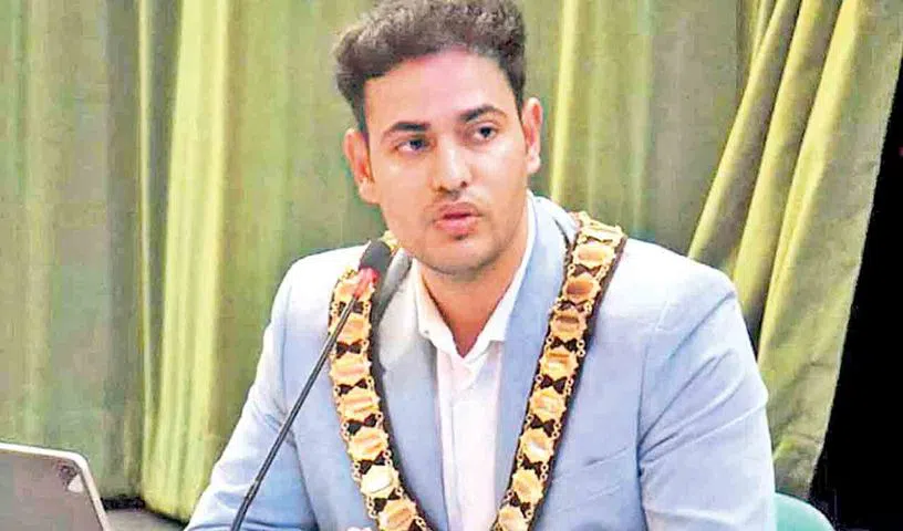 23 ఏళ్లకే యూకే మేయర్‌గా భారత సంతతి యువకుడు