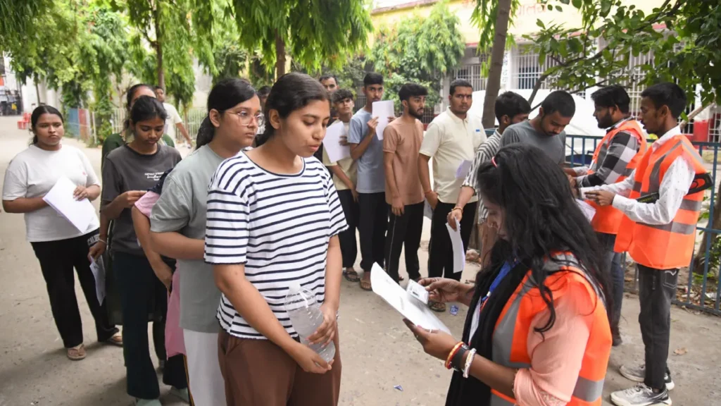 `నీట్ లీక్’లో ముగ్గురు పూనా మహిళలు `మనీషా’లు అరెస్ట్! 
